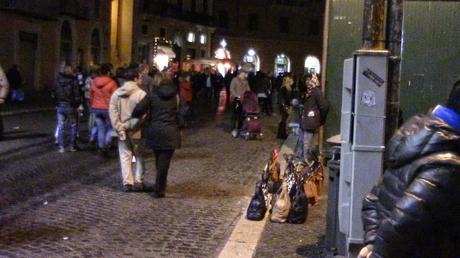 Piazza Navona per la Befana? La festa degli abusivi. E quando arrivano i vigili ne acciuffano uno ma se lo fanno scappare