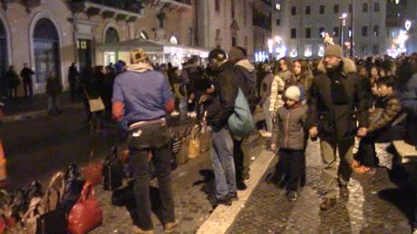 Piazza Navona per la Befana? La festa degli abusivi. E quando arrivano i vigili ne acciuffano uno ma se lo fanno scappare