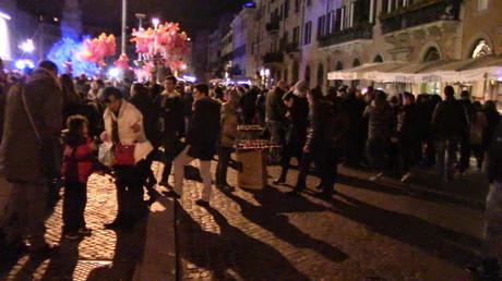 Piazza Navona per la Befana? La festa degli abusivi. E quando arrivano i vigili ne acciuffano uno ma se lo fanno scappare