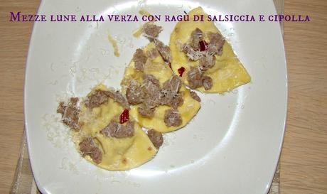 Mezze lune di verza e patate con un ragù di salsiccia e cipolla!!