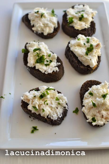 bacala' mantecato con crostini al nero di seppia