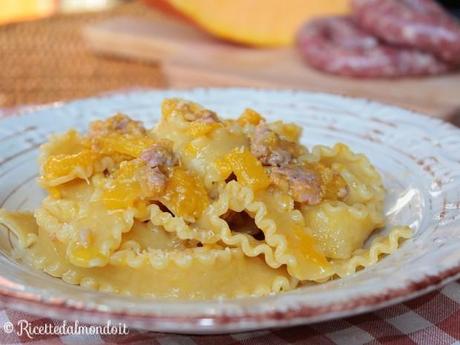 Pasta con zucca e salsiccia