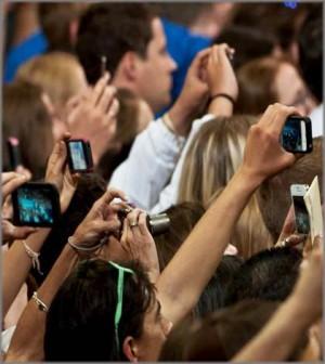 citizen-journalist-tablet-smartphone-fotografare