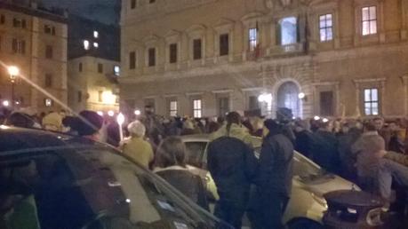 Oltre la vergogna! La commemorazione per Charlie Hebdo si è svolta in una Piazza Farnese colma di auto in divieto. Pensate cosa i voleva a fare un attentato