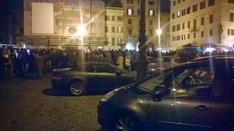 Oltre la vergogna! La commemorazione per Charlie Hebdo si è svolta in una Piazza Farnese colma di auto in divieto. Pensate cosa i voleva a fare un attentato