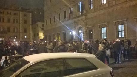 Oltre la vergogna! La commemorazione per Charlie Hebdo si è svolta in una Piazza Farnese colma di auto in divieto. Pensate cosa i voleva a fare un attentato