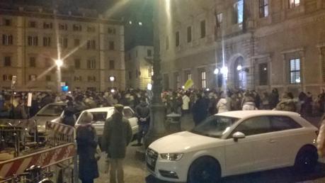 Oltre la vergogna! La commemorazione per Charlie Hebdo si è svolta in una Piazza Farnese colma di auto in divieto. Pensate cosa i voleva a fare un attentato