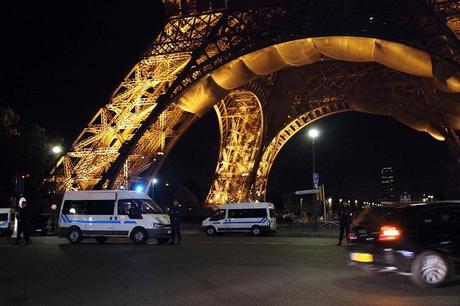 Parigi, dopo Charlie Hebdo altro attentato, colpita una vigilessa