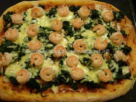 Pizza con mazzancolle, asiago e spinaci