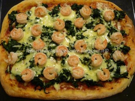 Pizza con mazzancolle, asiago e spinaci