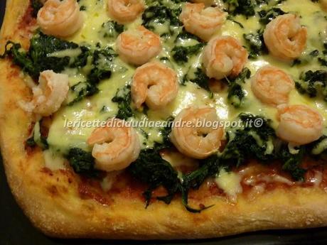 Pizza con mazzancolle, asiago e spinaci