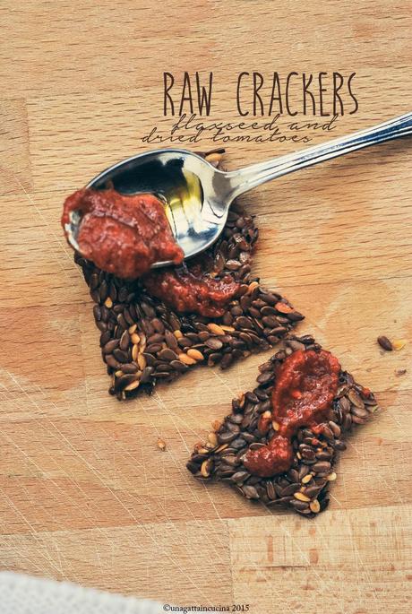 Raw crackers ai semi di lino e pomodori secchi | Raw flaxseed crackers with dried tomatoes