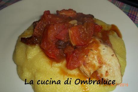 Petto di pollo in salsa di pomodoro con polenta