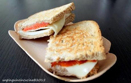 Mini toast salmone affumicato, scamorza e pere