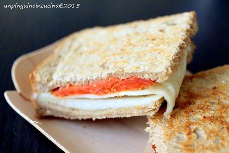 Mini toast salmone affumicato, scamorza e pere