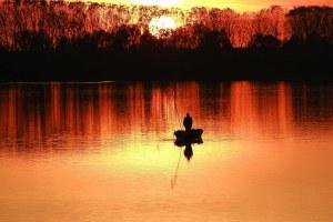 pescatore nel lago rosso