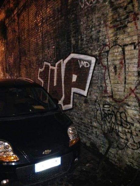 Il gruppo vandalico degli 1Up che sta devastando Roma. Treni, muri, scuole, palazzi storici, serrande. E hanno una pagina Facebook dalla quale li si potrebbe individuare in un attimo