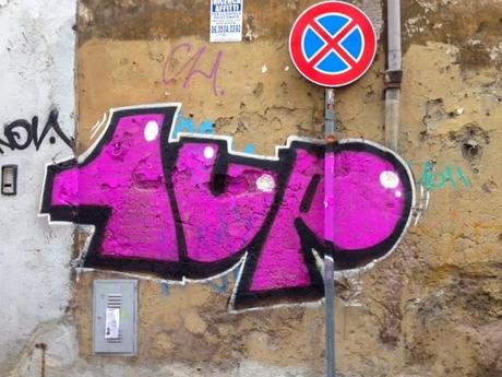 Il gruppo vandalico degli 1Up che sta devastando Roma. Treni, muri, scuole, palazzi storici, serrande. E hanno una pagina Facebook dalla quale li si potrebbe individuare in un attimo