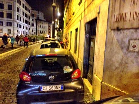 Vuoi piazzare un'autobomba al Ghetto di Roma? Avanti c'è posto! Terra di nessuno, sosta selvaggia ovunque, zero controlli