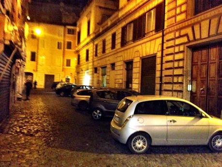 Vuoi piazzare un'autobomba al Ghetto di Roma? Avanti c'è posto! Terra di nessuno, sosta selvaggia ovunque, zero controlli