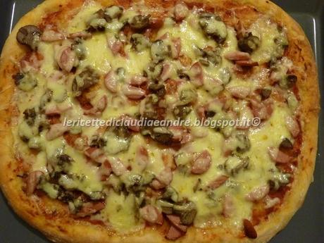 Pizza con funghi trifolati, asiago e wurstel