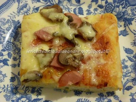 Pizza con funghi trifolati, asiago e wurstel