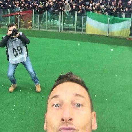 Francesco Totti record: doppietta nel derby e selfie in campo – il video