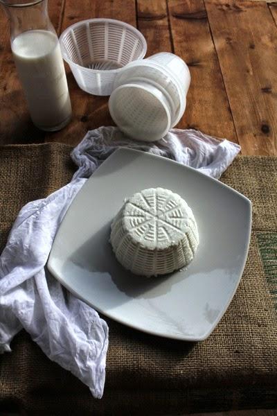 La ricotta fatta in casa con latte intero non pastorizzato e, per gli intolleranti al lattosio, ricotta di fagioli azuki verdi