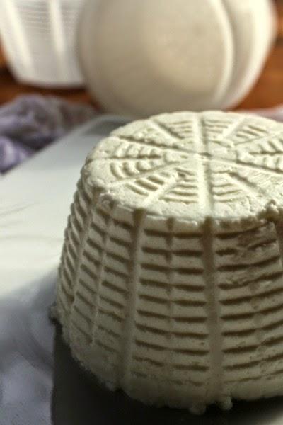 La ricotta fatta in casa con latte intero non pastorizzato e, per gli intolleranti al lattosio, ricotta di fagioli azuki verdi