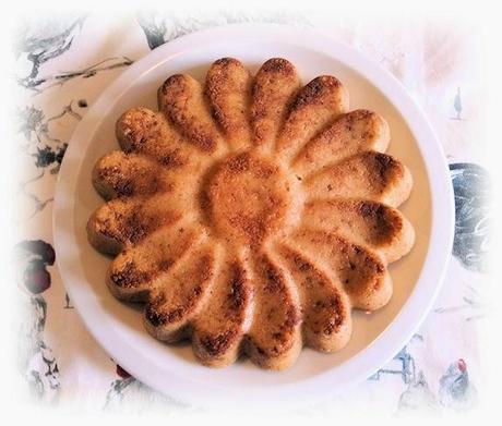 Dolce di semolino e amaretti per una merenda al cucchiaio