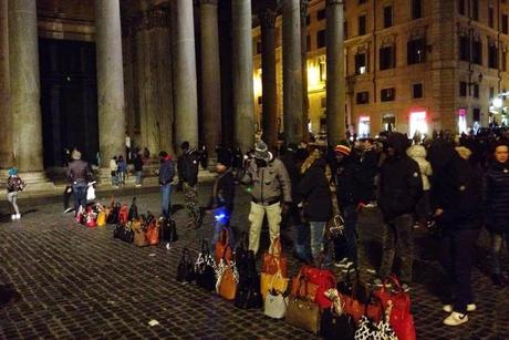 DI GIORNO O DI NOTTE FA POCA DIFFERENZA: IL PANTHEON E' ORMAI DI PROPRIETA' DELLA MALAVITA ORGANIZZATA E DEL RACKET DEGLI ABUSIVI! UNA FIGURA DI MERDA COLOSSALE, SOTTO GLI OCCHI DEI TURISTI INCREDULI!