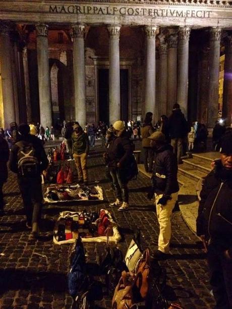 DI GIORNO O DI NOTTE FA POCA DIFFERENZA: IL PANTHEON E' ORMAI DI PROPRIETA' DELLA MALAVITA ORGANIZZATA E DEL RACKET DEGLI ABUSIVI! UNA FIGURA DI MERDA COLOSSALE, SOTTO GLI OCCHI DEI TURISTI INCREDULI!