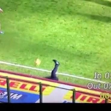 (VIDEO)Poor Roberto Mancini got taken out by a ball during the Serie A TIM game between Inter and Genoa.