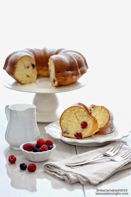 Ciambella al mascarpone e frutti di bosco