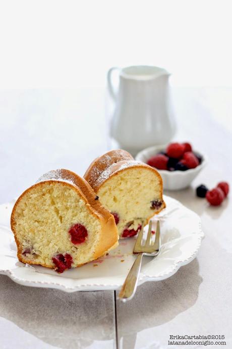 Ciambella al mascarpone e frutti di bosco