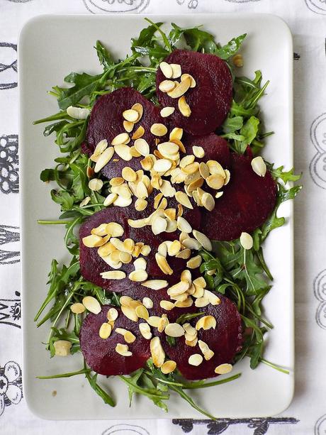 Carpaccio di barbabietola rossa in insalata