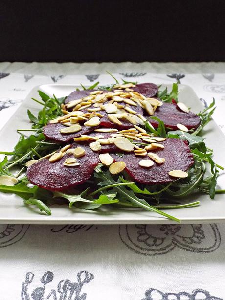 Carpaccio di barbabietola rossa in insalata