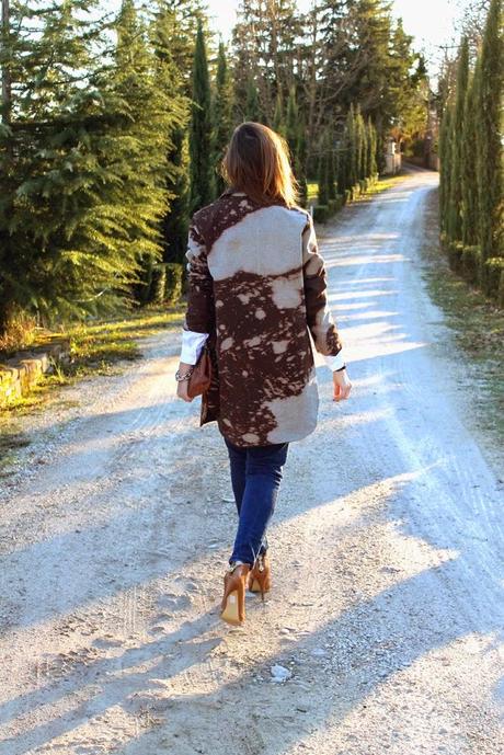 Outfit: ripped jeans, camicia bianca e cappotto con schizzi firmato Lundikiosk