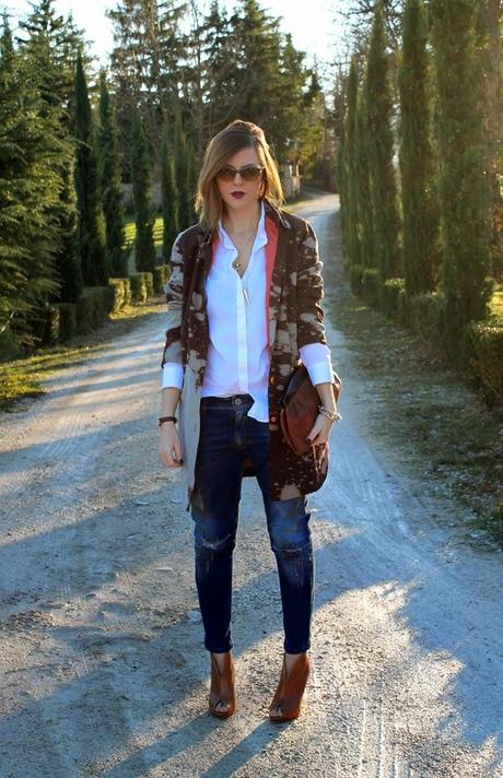 Outfit: ripped jeans, camicia bianca e cappotto con schizzi firmato Lundikiosk