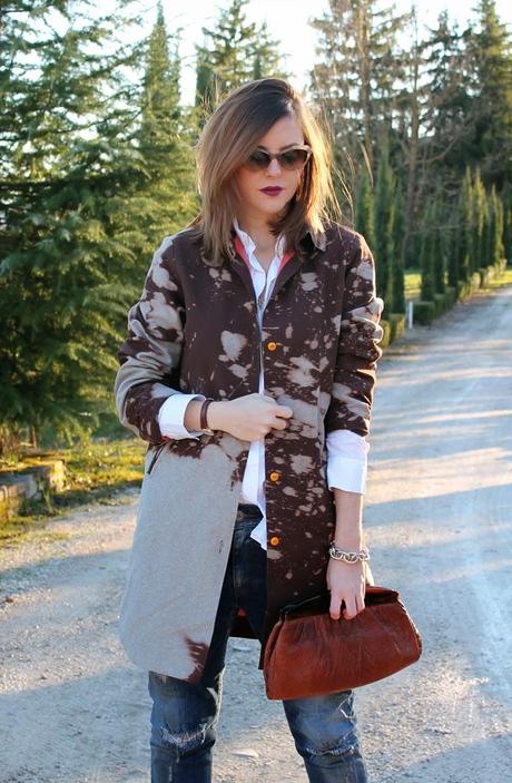 Outfit: ripped jeans, camicia bianca e cappotto con schizzi firmato Lundikiosk