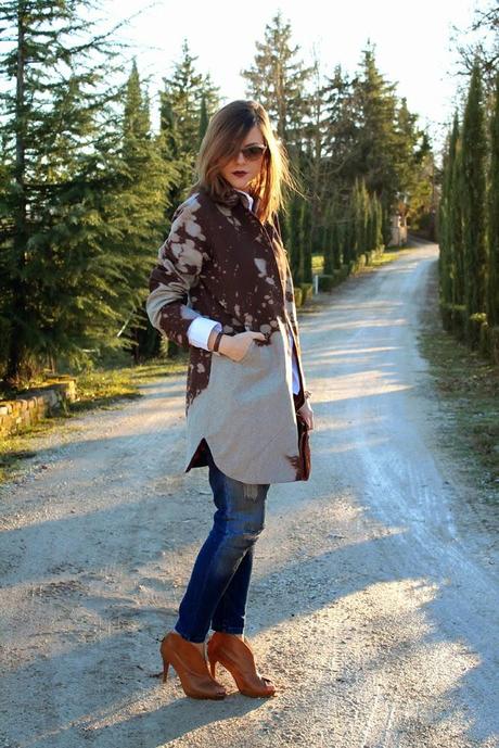 Outfit: ripped jeans, camicia bianca e cappotto con schizzi firmato Lundikiosk