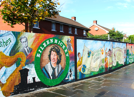 Tra i murales di Belfast