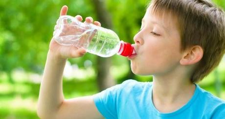 Idratazione nei bambini che fanno attività fisica: l'acqua è la soluzione migliore