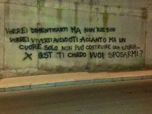 Bari: imbratta il muro e il sindaco risponde su Fb: “Usa Whatsapp, imbecille”