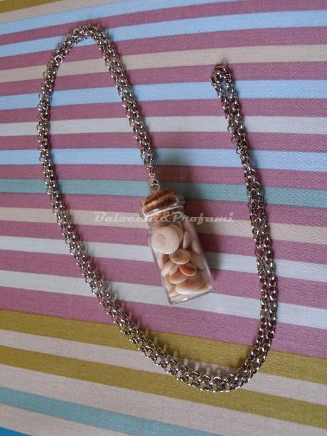 Collana con bottiglietta pendente: