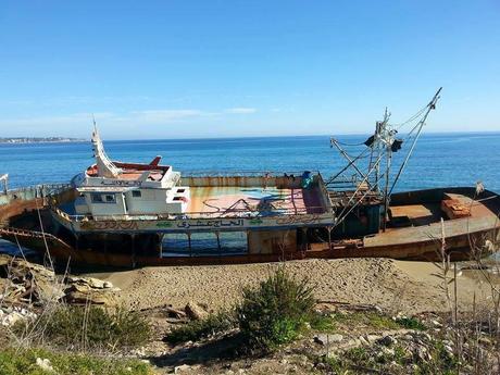 All’Arenella lo spettro del barcone che continua a perdere pezzi e a preoccupare