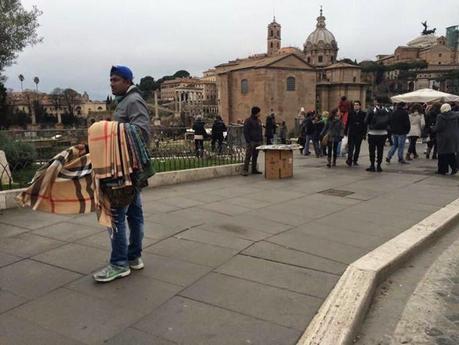 BENVENUTI AD ABUSILANDIA, LA PRIMA CITTA' AL MONDO REGALATA ALL'ESERCITO DEI VENDITORI ABUSIVI! DAL CORNETTARO DI VIA FRATTINA AI VENDITORI DI PATACCHE DEI FORI E PIAZZA NAVONA, DELIRIO E FOLLIA!