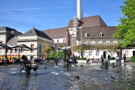 La fontana animata di Tinguely. In estate i bimbi giocano con gli spruzzi