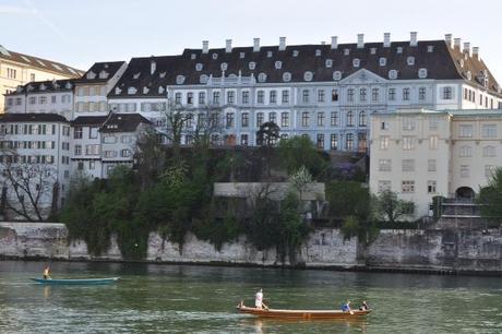 Lungo il Reno. Di fronte, la più antica università della Svizzera (1460)