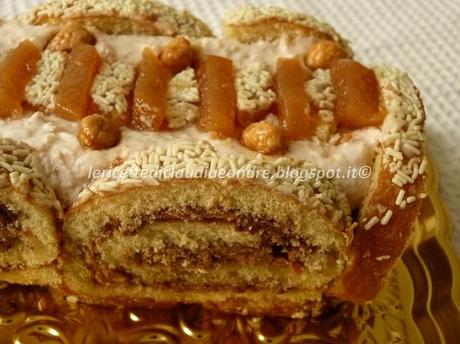 Mattonella con arrotolato di Pan di Spagna, crema alla ricotta e cotognata